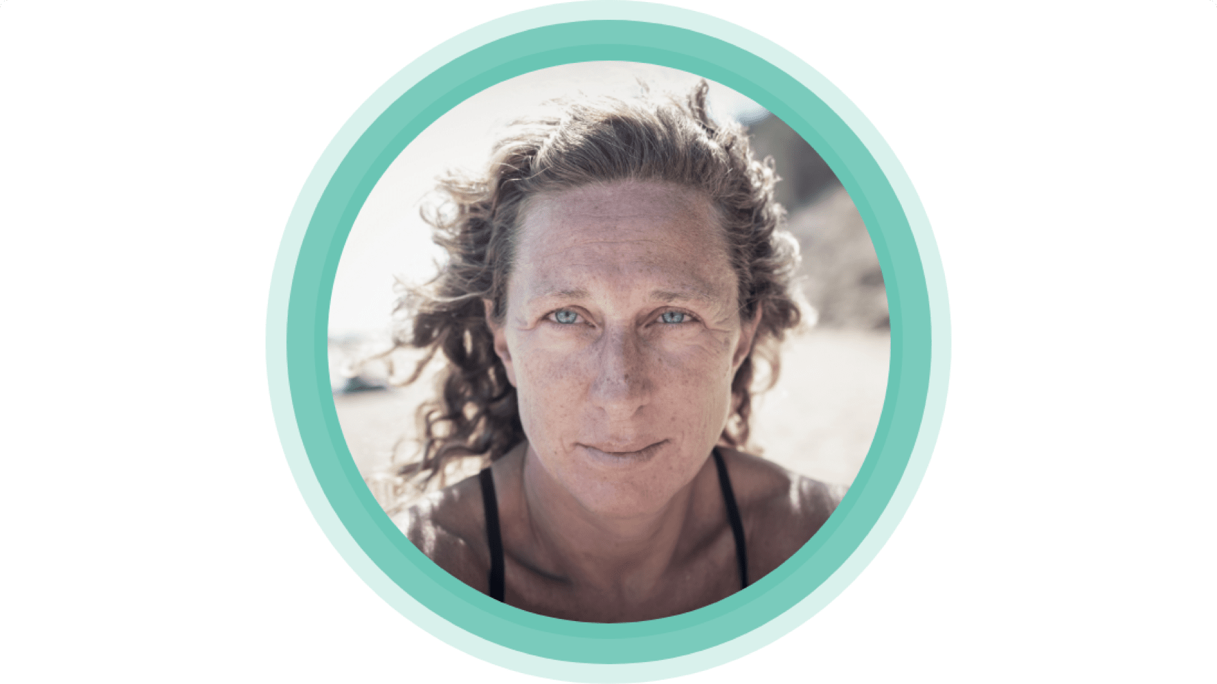 Žena s GPP na pláži, spouštěče pro popáleniny, zvládání GPP, Act4GPP