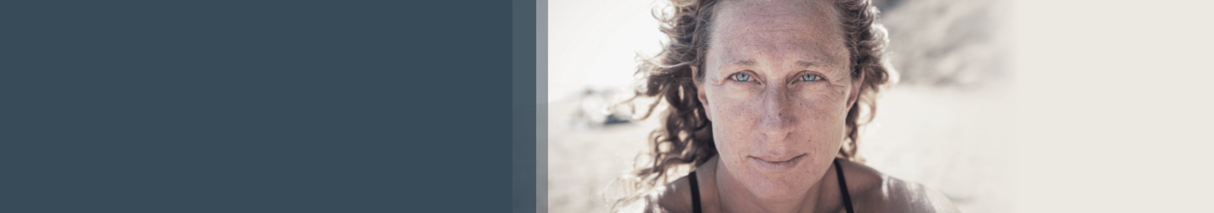 Žena s GPP na pláži, spouštěče pro popáleniny, zvládání GPP, Act4GPP